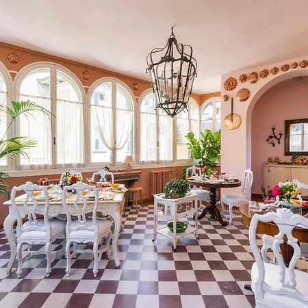 فندق مبيت وإفطار Foresteria Di Palazzo Radici 4*