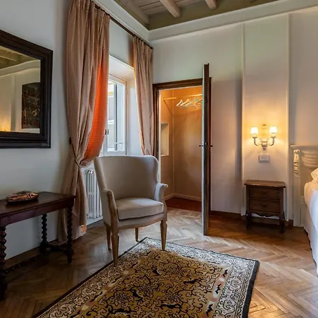 فندق مبيت وإفطار Foresteria Di Palazzo Radici 4*